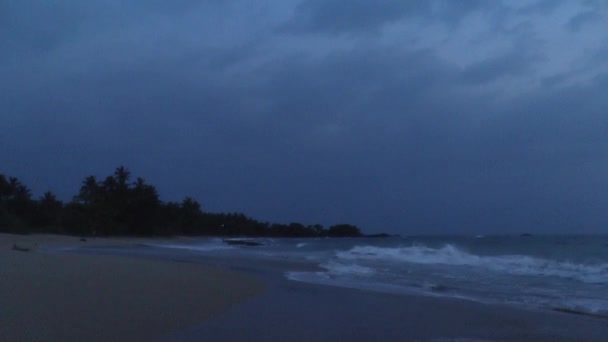 Noche en la costa del océano, Sri Lanka . — Vídeo de stock