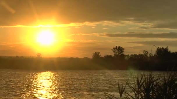 Sonnenuntergang auf dem Fluss — Stockvideo