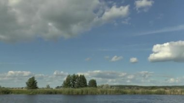 zaman sukut küçük nehir ve bulutlar