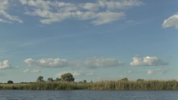Zaman sukut küçük nehir ve bulutlar — Stok video
