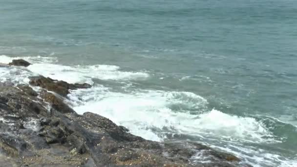 Olas del oleaje rompiendo sobre las rocas , — Vídeo de stock