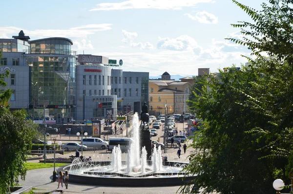 Denna Bild Visar Gata Med Byggnader Och Monument Med Fontän — Stockfoto