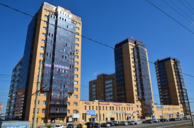 Bu resim yüksek binaları gösteriyor.