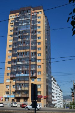 Bu resim yüksek bir binayı gösteriyor.