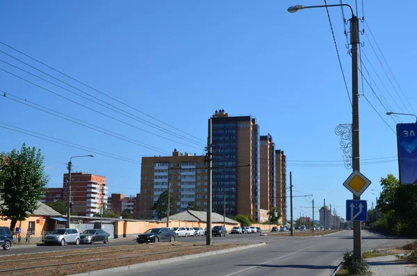 Resim Yüksek Binaları Kolonları Olan Bir Yolu Gösteriyor — Stok fotoğraf