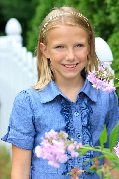 Blondes Mädchen lächelt — Stockfoto