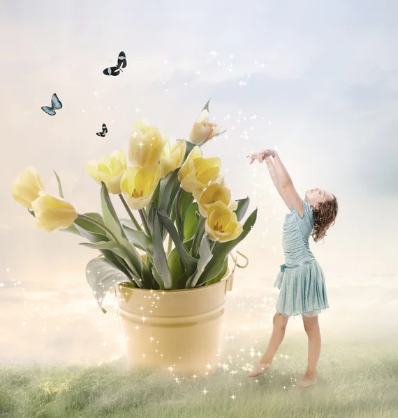 Petite fille avec de grandes fleurs — Photo