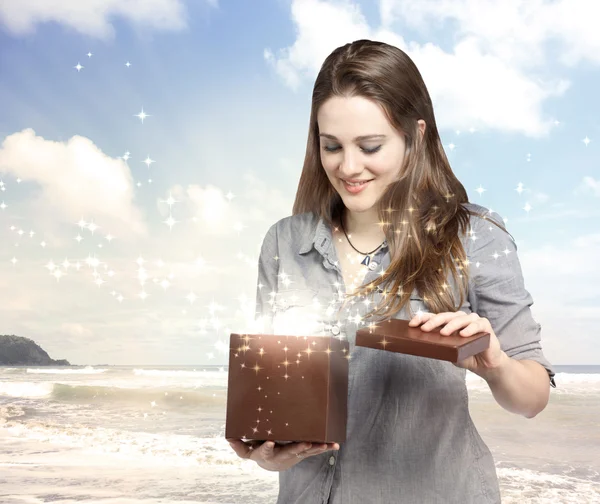 Mujer abriendo una caja de regalo — Foto de Stock