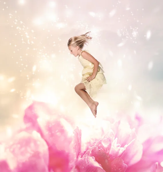 Blond meisje springen (Fantasy) — Stockfoto