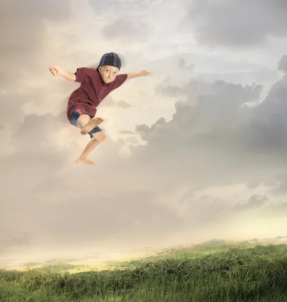Glad ung pojke hoppar — Stockfoto