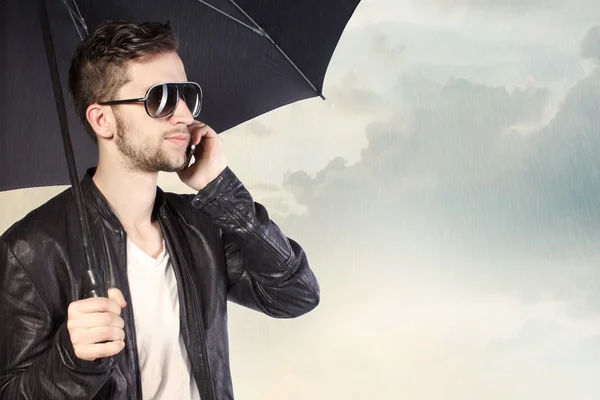 Homem segurando guarda-chuva — Fotografia de Stock