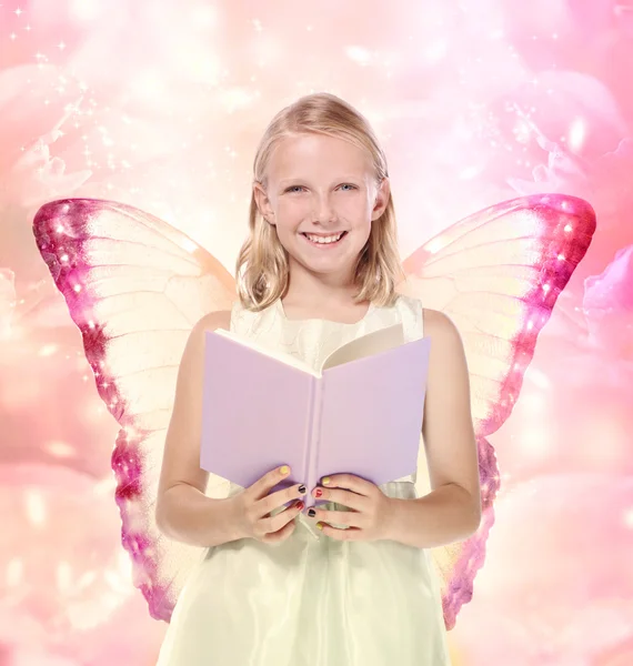 Küçük sarışın kız gönüllülük a kitap - fantezi — Stok fotoğraf