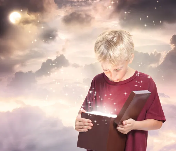 Gelukkige jongen openen van een doos van de gift — Stockfoto