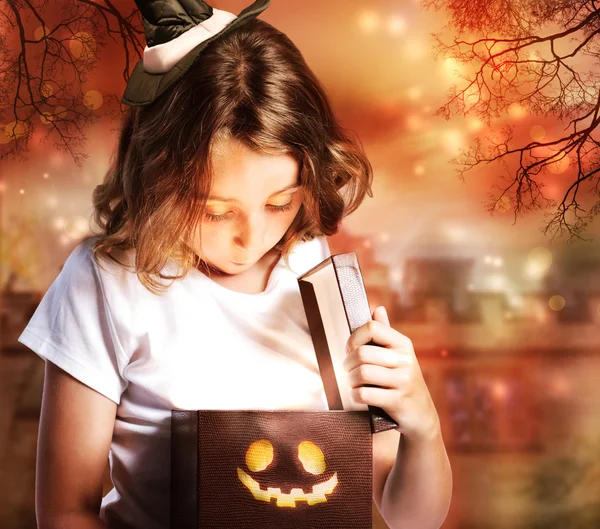 Halloween süße kleine hexe mit box — Stockfoto