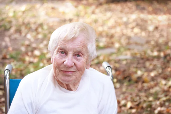 Felice signora anziana — Foto Stock