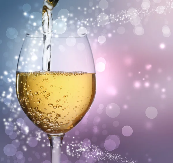Copo de vinho com vinho branco — Fotografia de Stock
