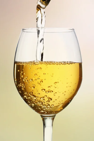 Glas wijn met witte wijn — Stockfoto