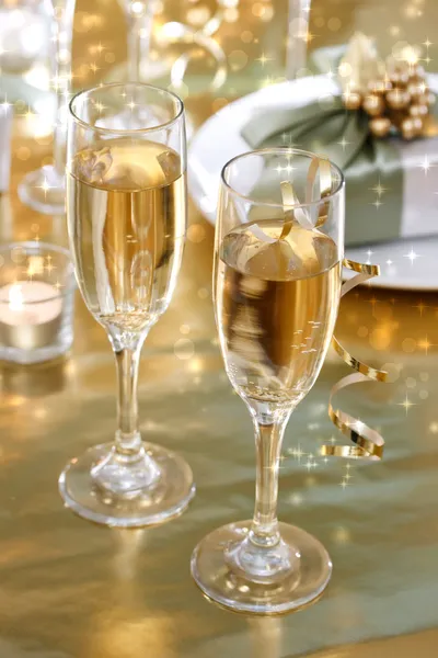 Шампанські окуляри на обідньому столі — стокове фото