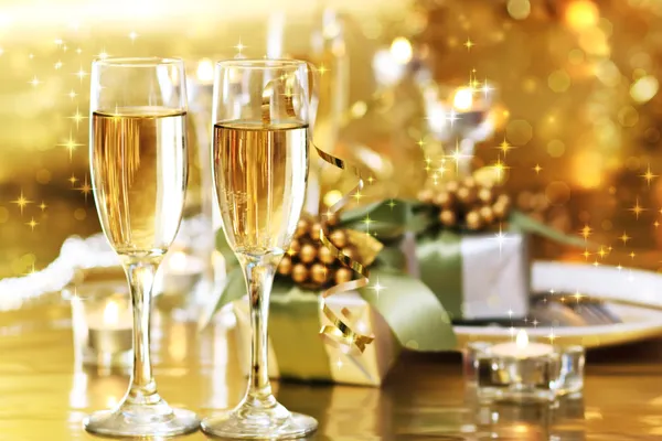 Dwa kieliszki do szampana na stole — Zdjęcie stockowe