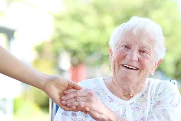 Seniorin hält Händchen mit Hausmeister — Stockfoto