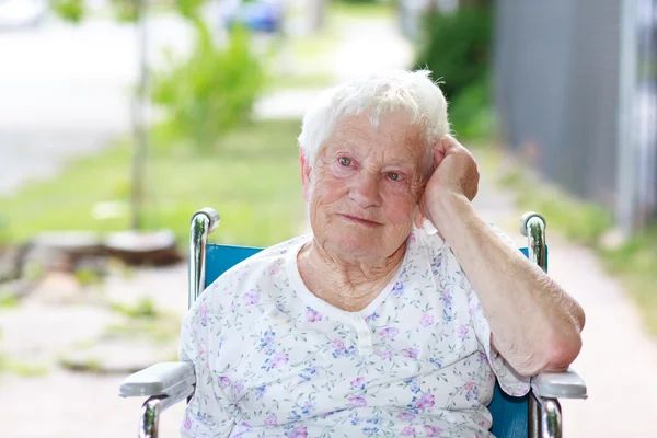 Äldre kvinna i rullstol — Stockfoto