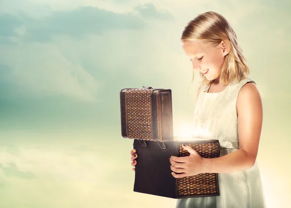 Девочка-блондинка открывает шкатулку с сокровищами — стоковое фото