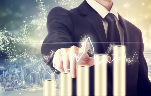 Empresário com gráfico que representa o crescimento — Fotografia de Stock