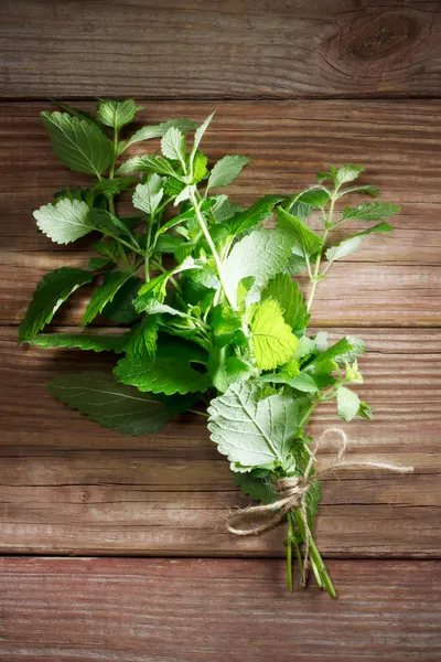 Frische Minze auf rustikalem Tisch — Stockfoto