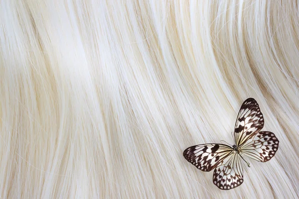 Blonde Haare mit Schmetterling — Stockfoto