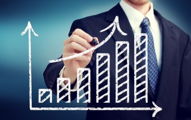 İş adamı bir grafik çiziyor