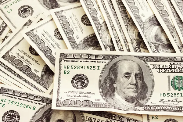 Contant geld verspreiding van honderd-dollarbiljetten — Stockfoto