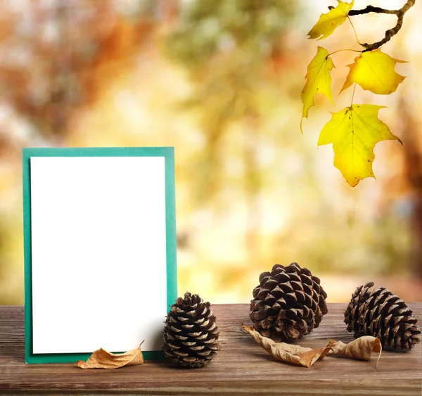 Tarjeta de felicitación de otoño con piñas —  Fotos de Stock
