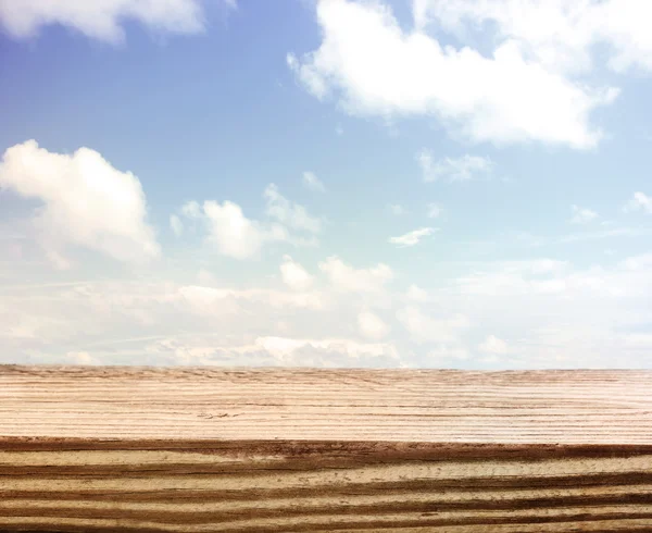 Ciel bleu avec une planche en bois au premier plan — Photo