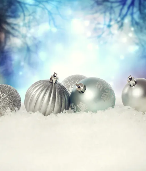 Palle di Natale sulla neve — Foto Stock