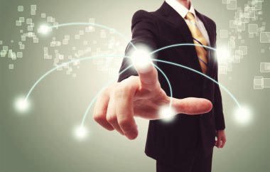 işadamı teknoloji düğmesine basarak
