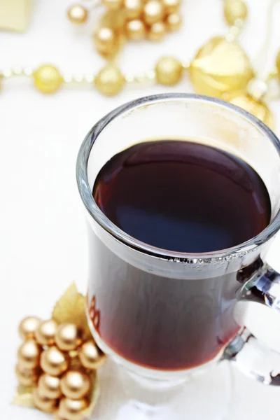 Tasse Kaffee mit Weihnachtsschmuck — Stockfoto