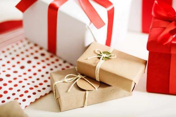 Cajas de regalo en la mesa — Foto de Stock