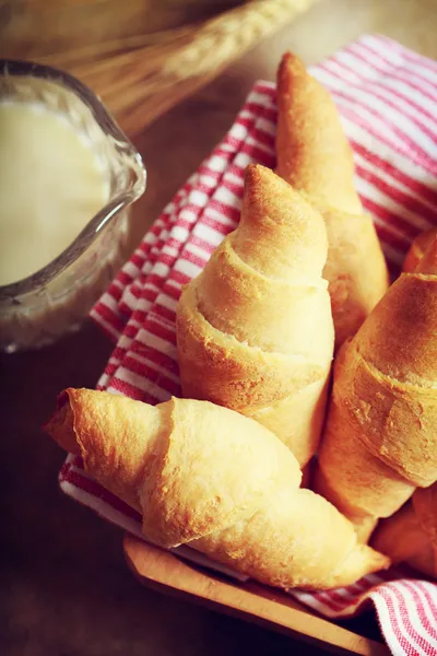 Croissant s mlékem a pšenice — Stock fotografie