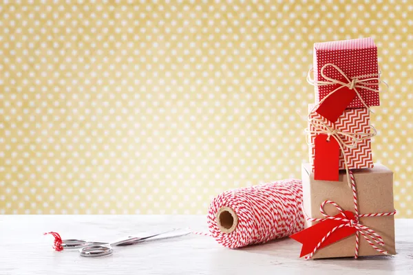 Handgefertigte kleine Schachteln mit Schere und Spule — Stockfoto