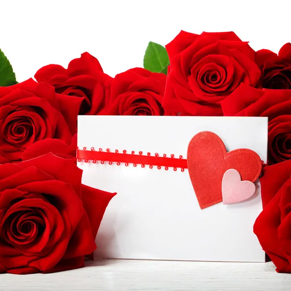 Tarjeta de felicitación de corazones con hermosas rosas rojas — Foto de Stock