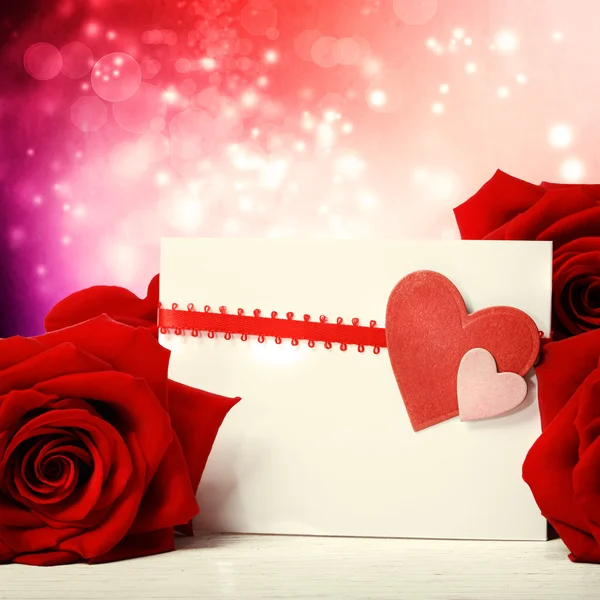 Tarjeta de felicitación de corazones con rosas rojas — Foto de Stock