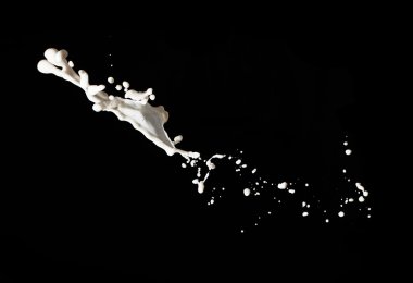 Siyah arkaplanda süt sıçraması