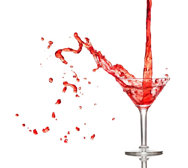 Roter Cocktail spritzt aus Glas — Stockfoto