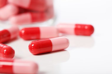 Kırmızı ve pembe kapsül