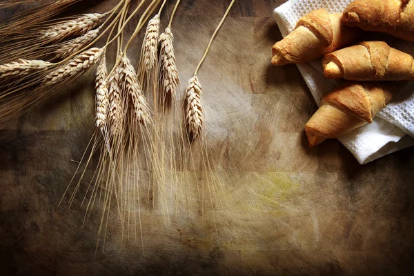 Свежие круассаны и пшеница — стоковое фото