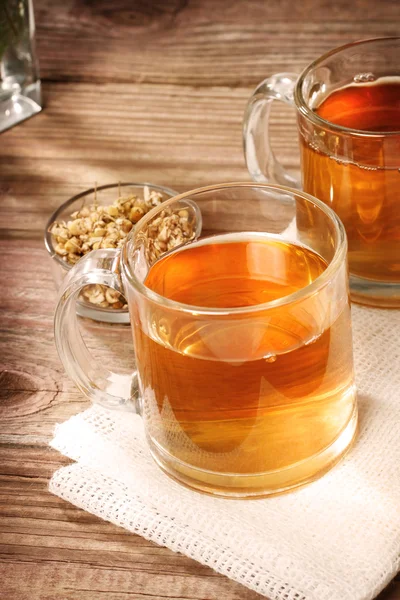 Heřmánkový čaj s sušených květů heřmánku — Stock fotografie