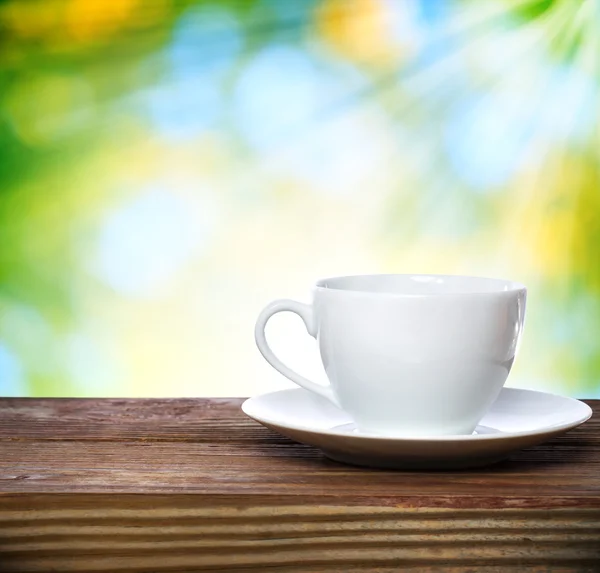 光沢のある緑色の背景でコーヒー カップ — ストック写真