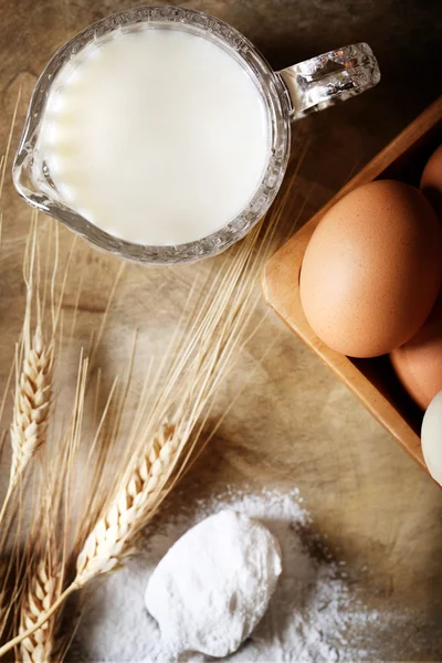 Melk, eieren en tarwe meel — Stockfoto