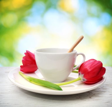 kahve fincanı kırmızı lale ile