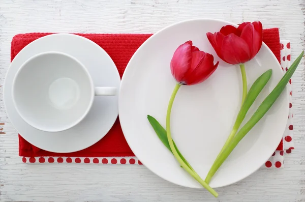 Tulipas com conjunto de mesa — Fotografia de Stock